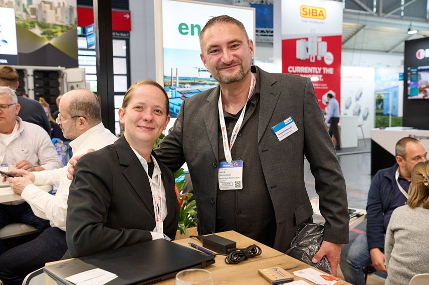Bild:  Das Projektteam Melanie Ahnert und Henrik Dombrowski auf der Messe The smarter E