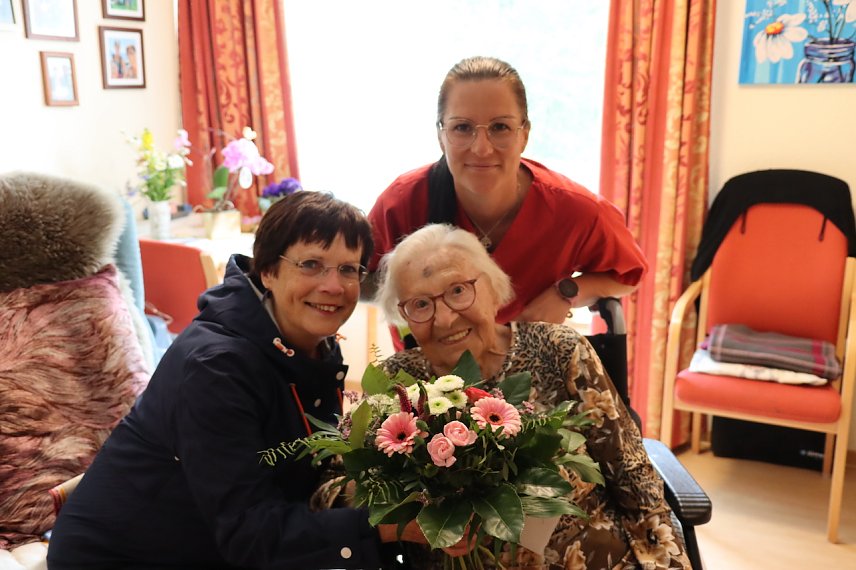 Bild: Erna Steinm&uuml;ller feierte 101. Geburtstag - Herzlichen Gl&uuml;ckwunsch