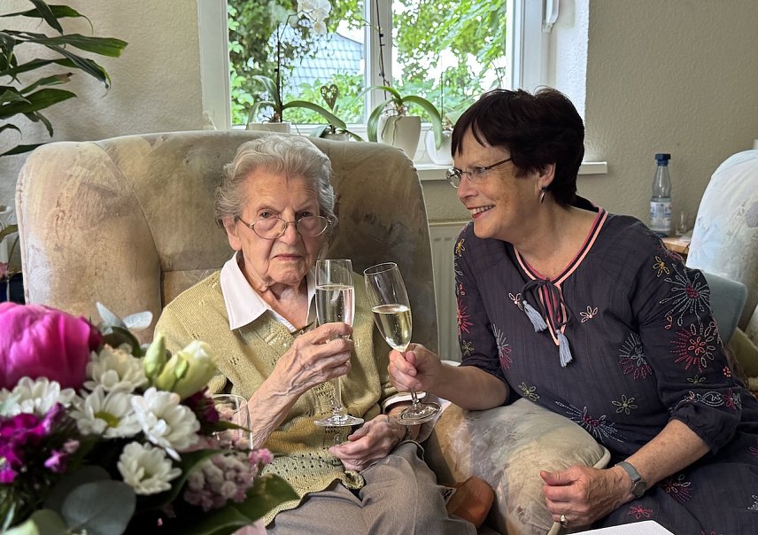 Bild: Else Ernst wurde 103 Jahre jung. rechts neben ihr gratuliert Hildegard Seidel 