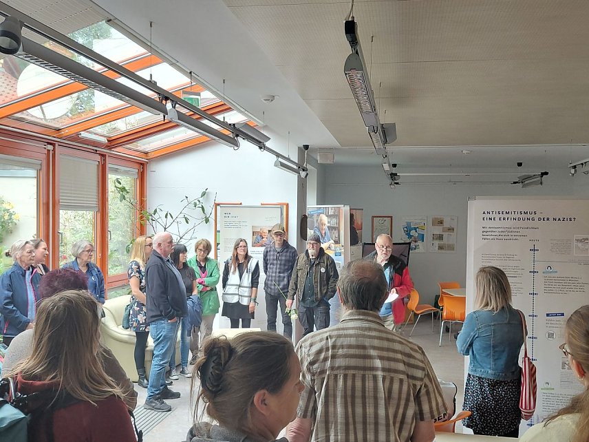 Bild: Er&ouml;ffnung der Ausstellung Zeitzeugen des Zweitzeugen e.V. in der Stadtbibliothek Bad Langensalza