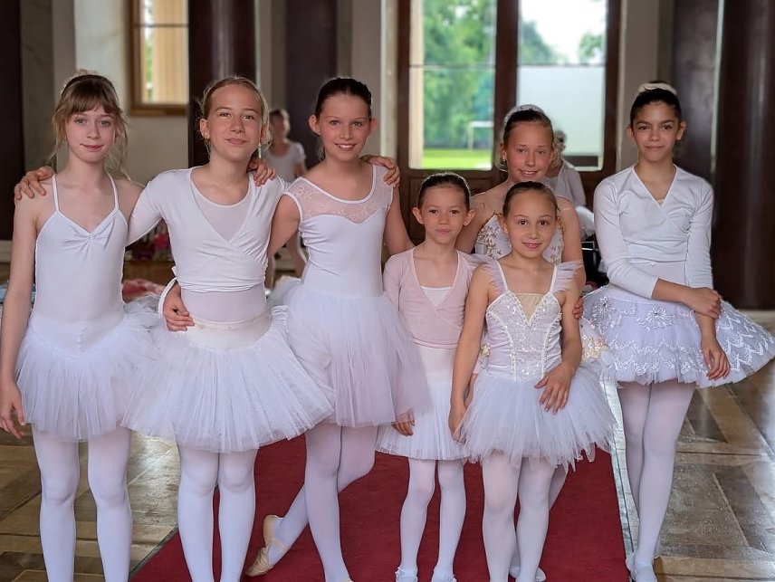 Bild: Spa&szlig; beim Volksfest: Junge T&auml;nzerinnen des Tanzschule Radeva