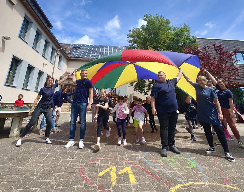 Bild: P&auml;dagoginnen und P&auml;dagogen mit Kindern beim Schulfest der Evangelischen Grundschule Nordhausen auf dem Schulhof