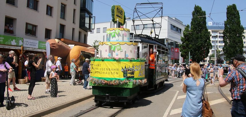 Bild: Der erste Platz im Corso geb&uuml;hrte Nordhausens &auml;ltestem Prunkst&uuml;ck, der TW 23 aus dem Jahr 1934, die heute als Tortenwagen voranfuhr
