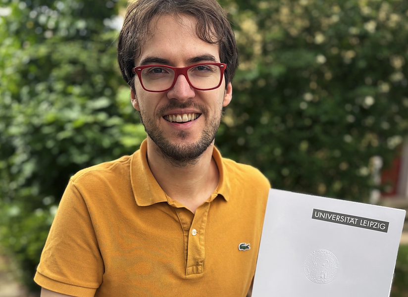 Bild: Felix Wlassak freut sich &uuml;ber seine frisch verliehene Promotionsurkunde � die Hochschule Nordhausen gratuliert herzlich zum Doktortitel.