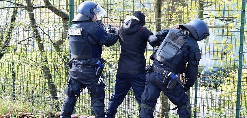 Bild: Was darf die Polizei?  - f&uuml;r "freiheitseinschr&auml;nkende Ma&szlig;nahmen" gibt es hohe H&uuml;rden; Symbolbild