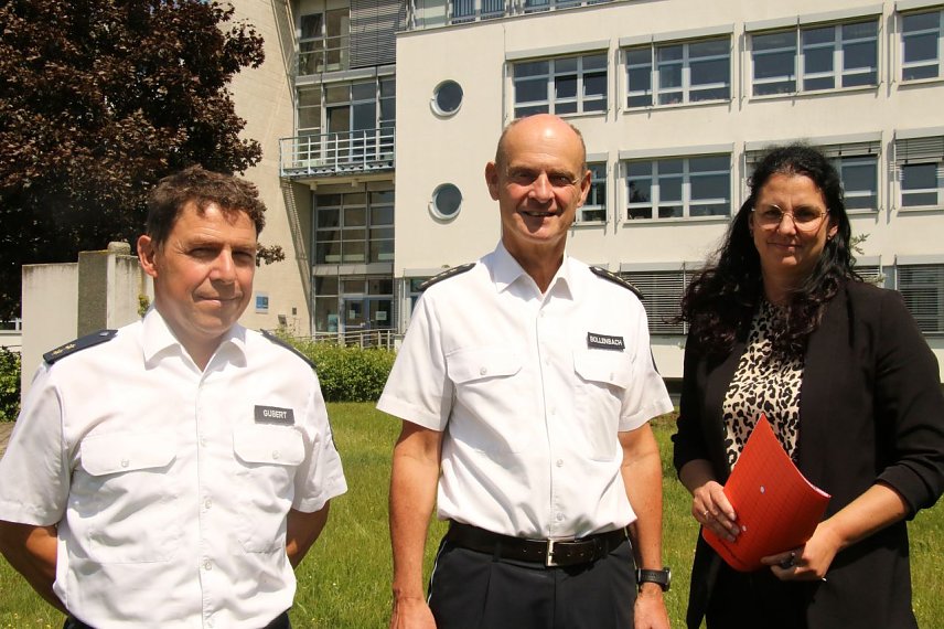 Bild: Was ein Polizist darf und wo die Grenzen liegen spielt gerade in der gehobenen Laufbahn eine gro&szlig;e Rolle in der Ausbildung, auch Polizeioberrat Thomas Gubert, Polizeidirektor Matthias Bollenbach und Kriminalhauptkommissarin Monique Telemann m&uuml;ssen die Grundlagen auf dem ff kennen