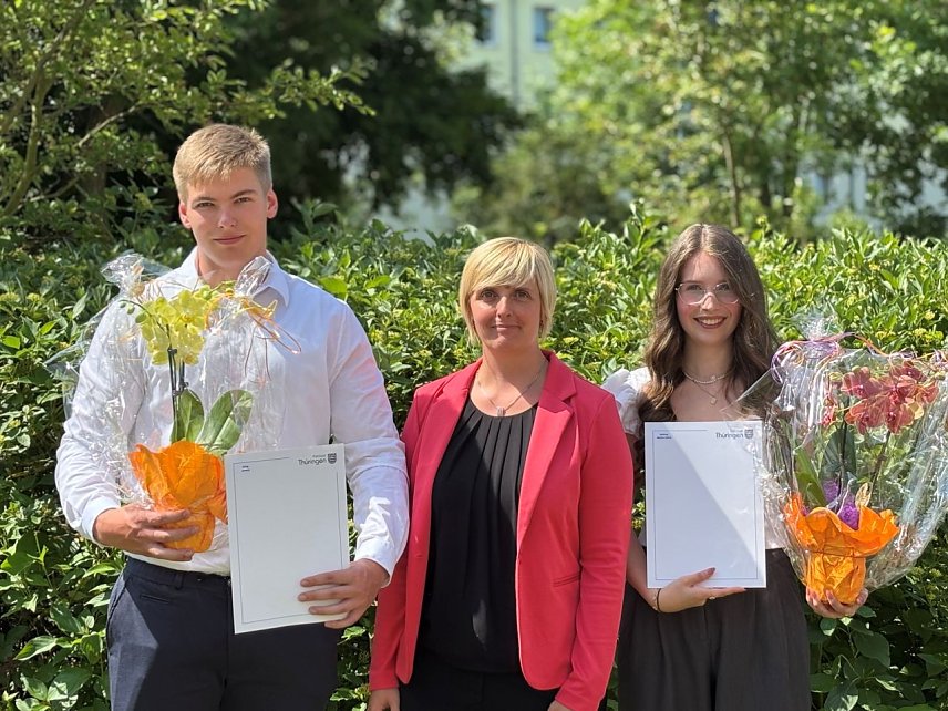 Bild: Ausbilderin Franziska Bernsdorf (mitte) gratuliert ihren Auszubildenden Melina Celine Helbing (rechts) und Jeremy Eiling (links) zur bestandenen Pr&uuml;fung.