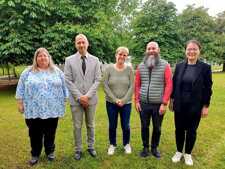 Bild: Die f&uuml;nf Gr&uuml;ndungsmitglieder der Forschungsethikkommission der Hochschule Nordhausen (v. l. n. r.): Dr. Andrea Kenkmann, Prof. Dr. Stefan Kunde-Siegel, Prof. Dr. rer. nat. Uta Breuer (stellvertretende Vorsitzende), Prof. Dr. Maik Arnold (Vorsitzender) und Prof. Dr. Jiayi Wang.