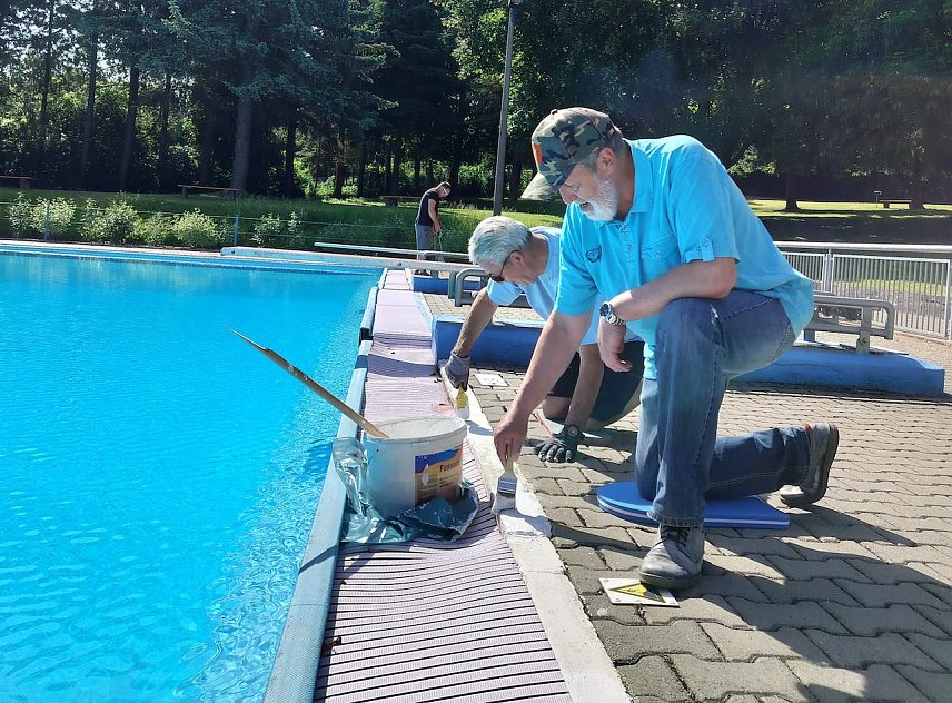 Bild: Gro&szlig;e Putzaktion im Freibad Gro&szlig;furra bei hochsonnerlichen Temperaturen
