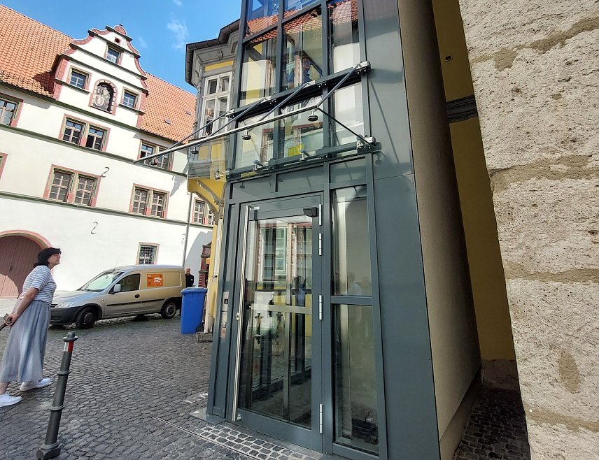 Bild: Inbetriebnahme des Aufzugs am Rathaus