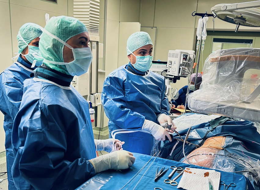 Bild: Oberarzt Al Shalhoub und Team bei der Durchf&uuml;hrung einer Steinentfernung im S&uuml;dharz-Klinikum