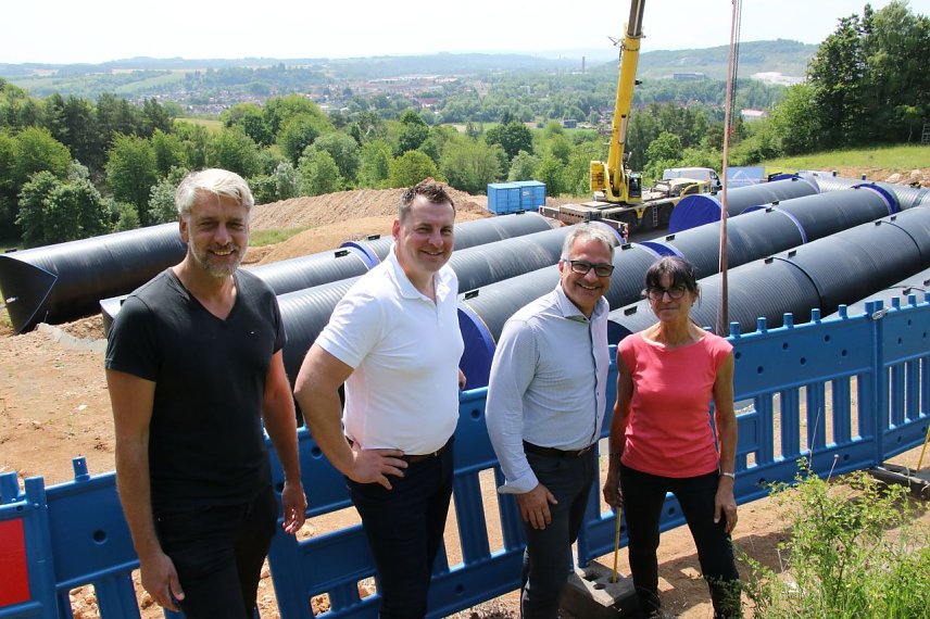 Bild: Dank guter Zusammenarbeit l&auml;uft das Gro&szlig;projekt des Wasserverbandes reibungslos, v.l.: Harztor B&uuml;rgermeister Stephan Klante, Kunststoffexperte Michael Gro&szlig; von der Firma Hawle, Andreas Reiche Gesch&auml;ftsf&uuml;hrer bei M&uuml;tze & R&auml;tzel, Carmen Lis Gesch&auml;ftsf&uuml;hrerin des Wasserverbandes