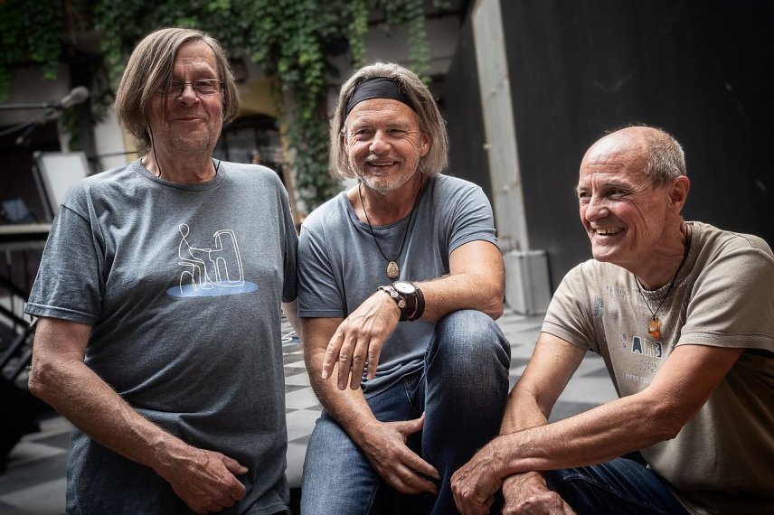 Bild: Das Akustik Trio spielt Folk, Rock, Blues und Chanson