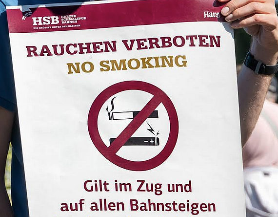 Bild: Gilt ab dem 1. Juli bei den Harzer Schmalspurbahnen: Neue Aush&auml;nge weisen auf das erh&ouml;hte Bu&szlig;geld bei Verst&ouml;&szlig;en gegen das Rauchverbot auf den Bahnsteigen und in den Z&uuml;gen hin.