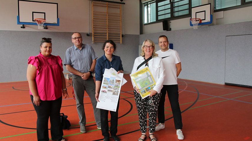 Bild: Alte Halle in neuem Gewand; das Programm zum diesj&auml;hrigen Tag der Architektur wurde in der Sporthalle am Berufsschulzentrum vorgestellt. v.l.: Renate M&uuml;ller, Architektin im Landratsamt, der stellvertretende Schulleiter Mathias Wiegleb, Architektin Pia Wienrich, SWG-Chefin Inge Klaan und Architekt Tobias Winkler