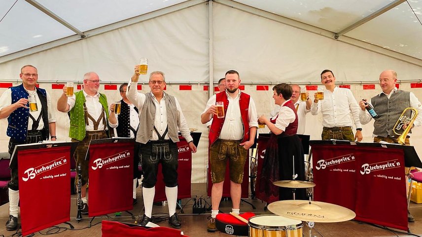 Bild: Impressionen von 1275 Jahre Etzleben - Die Blechspritz&acute;n  hatten ihren Spa&szlig; beim Freibiertrinken