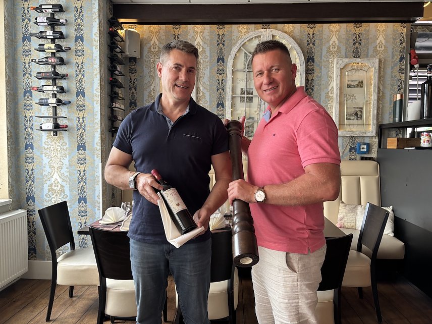 Bild: Andy Lekaj mit seinem Mentor Toni Hyseni (r.) aus Bad Langensalza