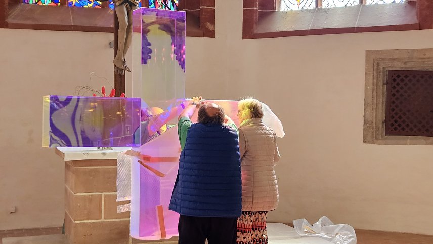 Bild: Ludger Hinse bei der H&auml;ngung des Lichtkreuzes Nr. 1 in der Blasiikirche Nordhausen