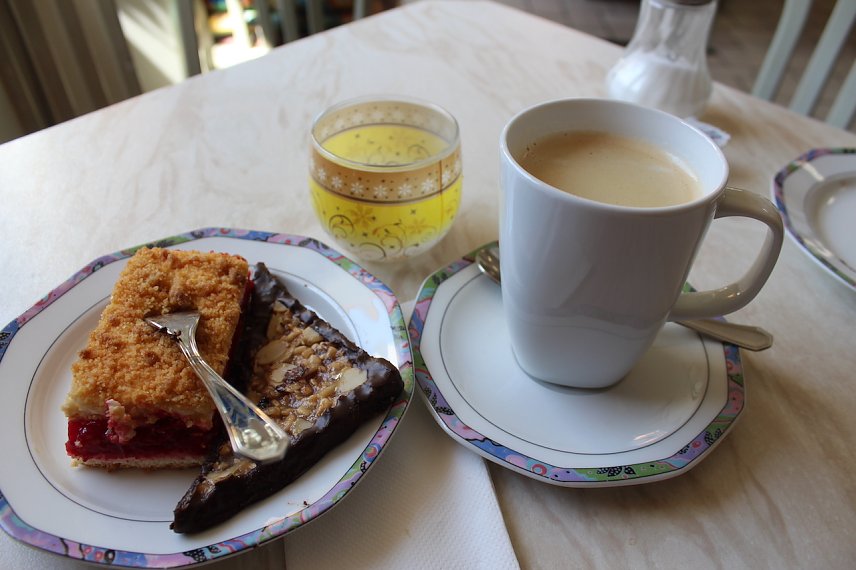 Bild: Abschied mit leckerer Nussecke, Kirschkuchen und Kaffee
