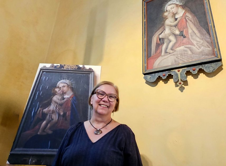 Bild:  Liebe Redaktionsteams, nein, das h&auml;tte die Restauratorin in diesem Umfang auch nicht erwartet, als sie den Auftrag der Kirchengemeinde G&ouml;rsbach entgegennahm. Doch lesen Sie selbst, wie sich die Dinge rum um das Marienbild entwickelt haben. Foto: Restauratorin Christine Machate vor dem restaurierten Bild (oben) und einem Druck des Bildes in dem Zustand, wie sie es &uuml;bernommen hat (links)