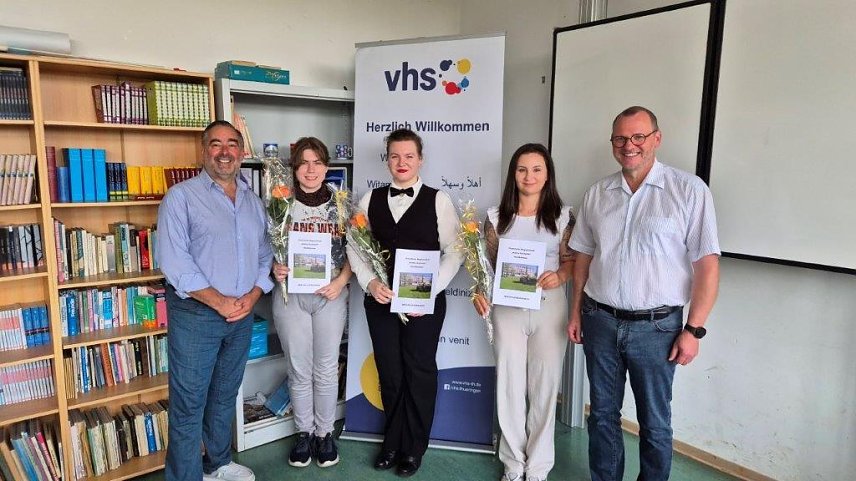 Bild: Zeugnis&uuml;bergabe in der Kreisvolkshochschule Nordhausen