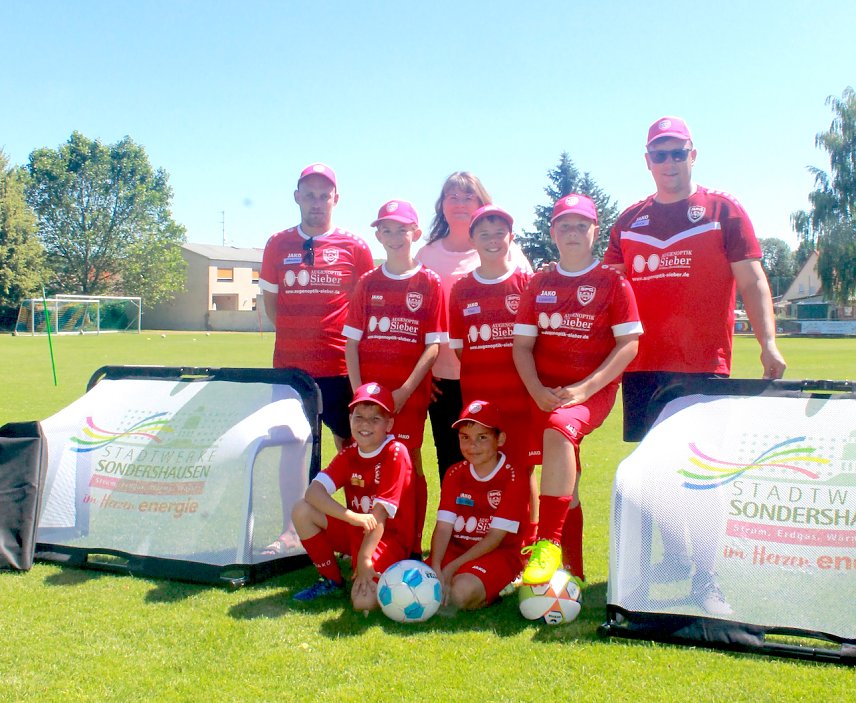 Bild: Sommercamp 2025 � Leandro, Emilio, Zakaria Ben, Maximilian und Wenke freuen sich stellvertretend &uuml;ber die Torsets zusammen mit Sebastian G&ouml;sel und Alexej Peilmann f&uuml;r Spielgemeinschaft Sondershausen, die Anja Lemke hier &uuml;bergab