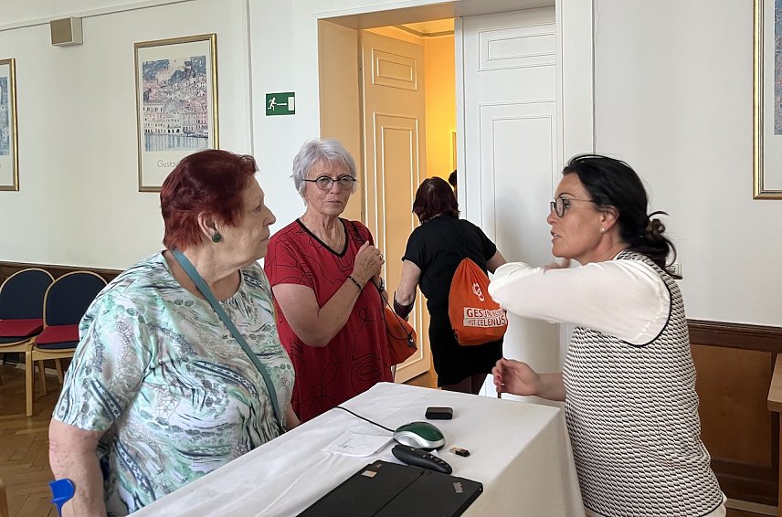 Bild: Kurdirektorin Katja Rudolph (r.) im Gespr&auml;ch mit Kurg&auml;sten 