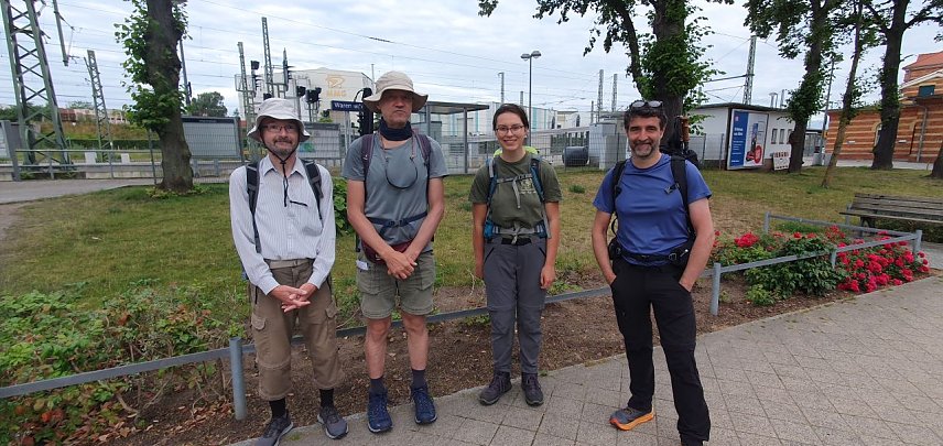 Bild: v.l.: Dr. Christian Richter, Bodo Schwarzberg, Sophie Dienewald und Bastian Bohm kurz vor dem Start am Bahnhof Waren