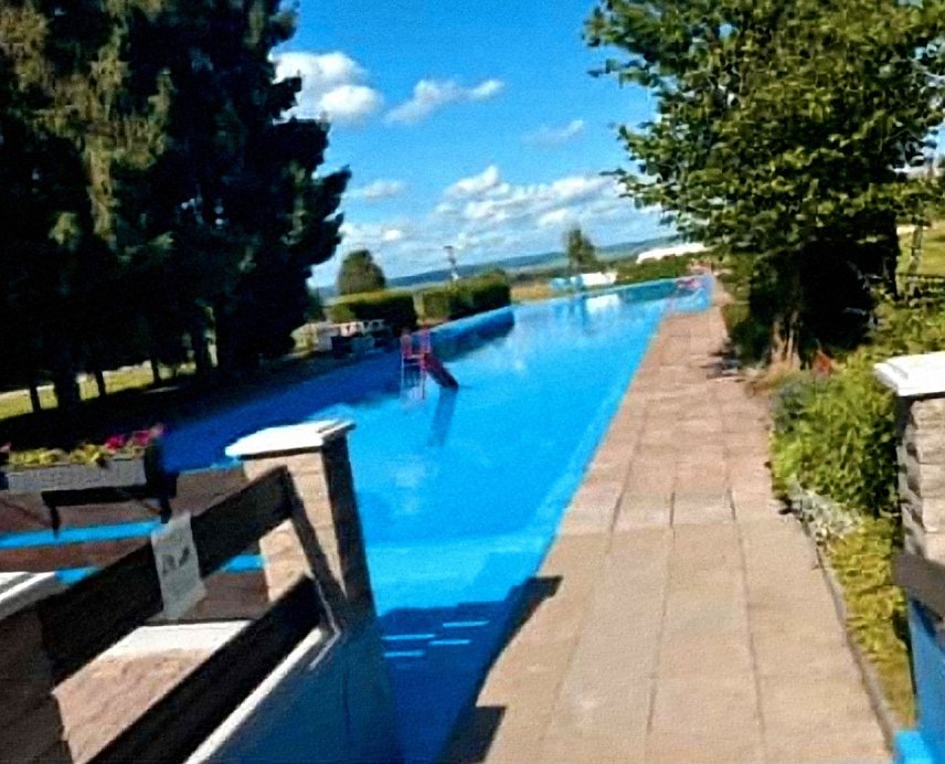 Bild: Im k&uuml;hlen Nass des Uthlebener Freibades l&auml;sst es sich aushalten