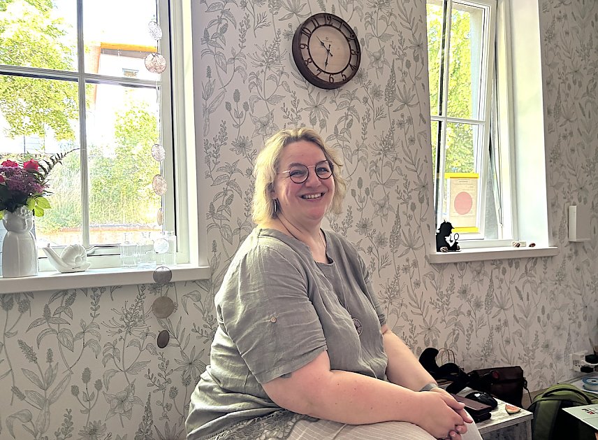 Bild: Susann Kaminski in ihrem hellen und freundlichen Empfangsraum