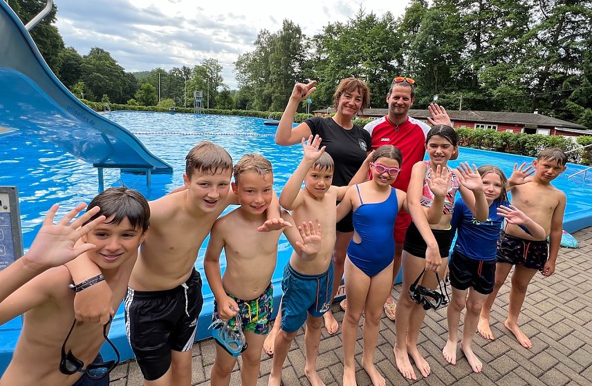 Bild: Stellvertretende Schulleiterin Ulrike Bauersfeld mit Bademeister Roland Gerlach und Kindern der Evangelischen Grundschule Nordhausen im Waldbad Neustadt