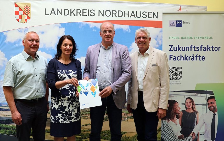 Bild: Kooperationsvertrag im Landratsamt unterzeichnet
