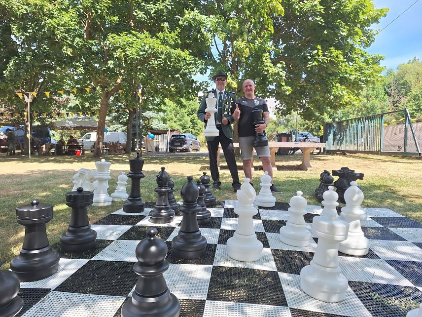 Bild: Daniel Hoffmeister, Vorsitzender Nordh&auml;user Sch&uuml;tzenkompanie 1420 und Torsten Scharder, Schachclub 1951 Nordhausen 