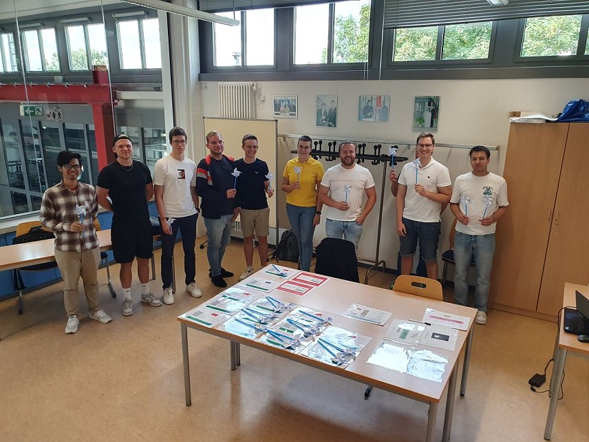 Bild: Studierende der Hochschule Nordhausen beim Lean-Workshop im AKI Forum 1 � mit Teamwork und Lean-Methoden auf dem Weg zur erfolgreichen Produktion. 