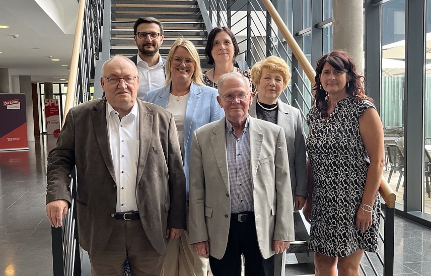 Bild: 1. Reihe: Egon Primas, Friedhelm H&auml;&szlig;ner, Antje Rottmann, 2. Reihe: Ulrike Jary, MdL, Liliana Hrytsyshyn 3. Reihe: Thomas Eifert, Anja Sturm
