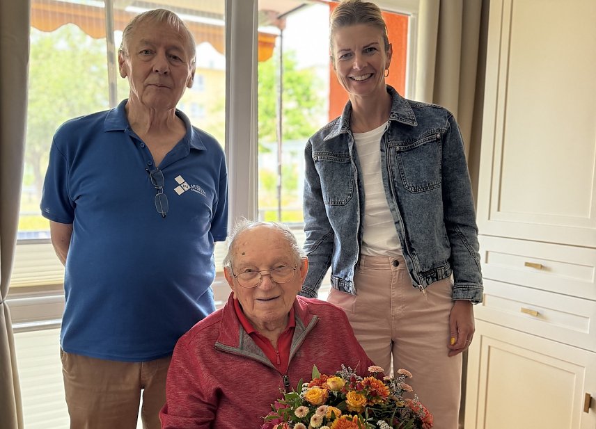 Bild: Hans Georg Franke und Alexandra Rieger gratulieren Martin Schirmacher