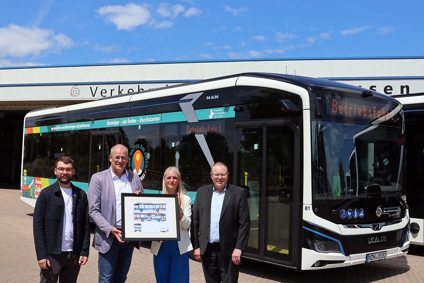 Bild: Das Regionalmanagement Perspektive Nordth&uuml;ringen wirbt ab jetzt auf einem neuen Elektro-Bus der Verkehrsbetriebe Nordhausen f&uuml;r die Jobb&ouml;rse