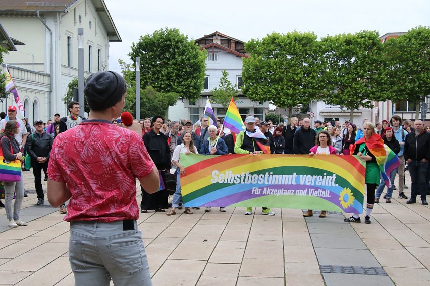 Bild: Auf dem Bahnhofsplatz kamen laut Veranstalter rund 250 Menschen zusammen