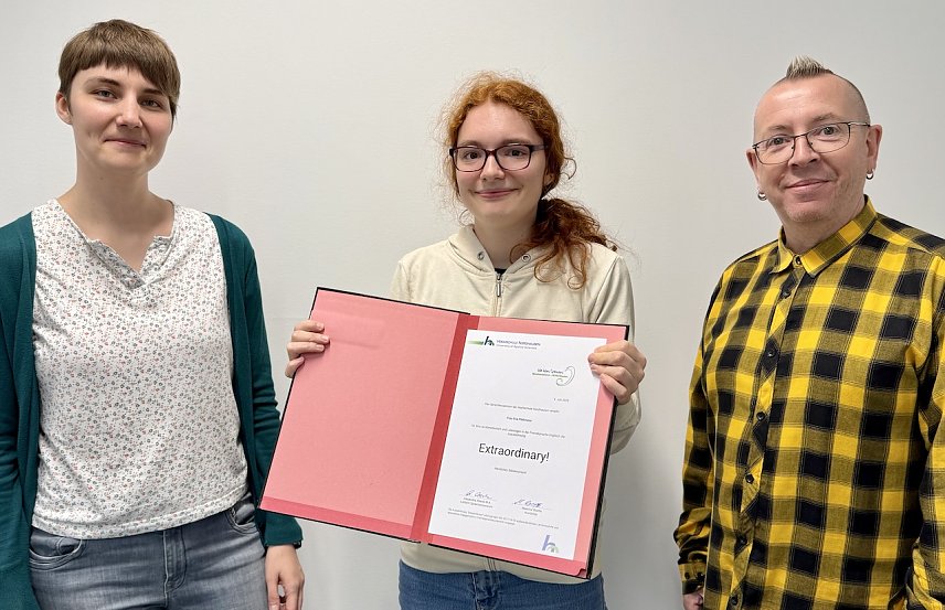 Bild: Die Lehrkr&auml;fte des Sprachenzentrums, Franziska Koppe und Maurice Roche &uuml;bergeben die Urkunde an die Preistr&auml;gerin Eva Pfeilmeier.