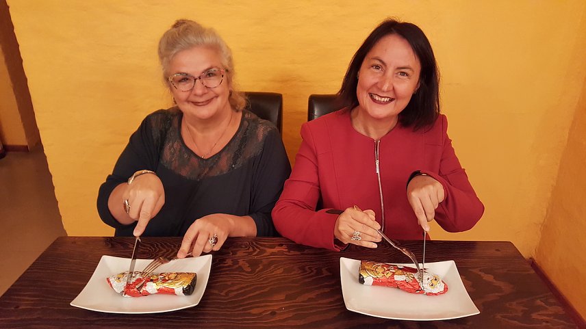 Bild: Anja Eisner und Susanne Hinsching denken schon an Weihnachten