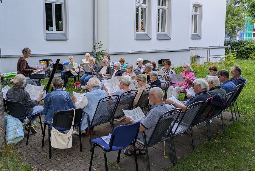 Bild: Sommerliches Chorsingen in Neustadt