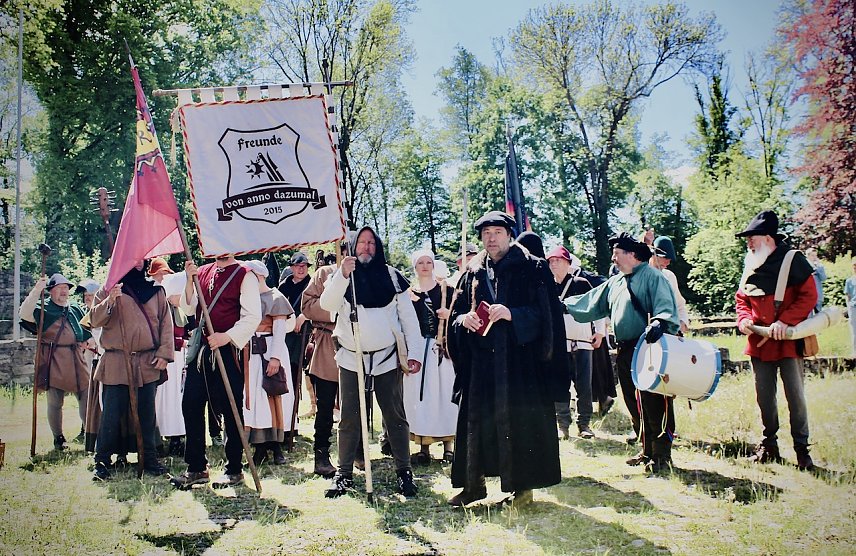 Bild: Rund 30 Darsteller in historischen Gew&auml;ndern auf den Spuren von M&uuml;ntzer in Ebeleben vor der Weiterreise nach Bad Frankenhausen (Archiv Mai/2025)