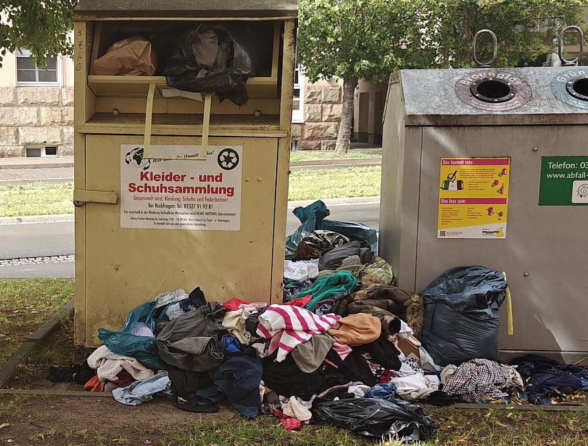 Bild: Trauriger Zustand an den Altkleidercontainern in der Nordh&auml;user T&ouml;pferstra&szlig;e