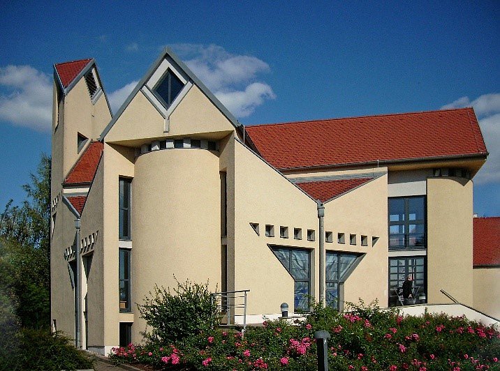 Bild: Das moderne Gotteshaus Maria Regina ist der erste Halt auf der architektonischen Rundreise