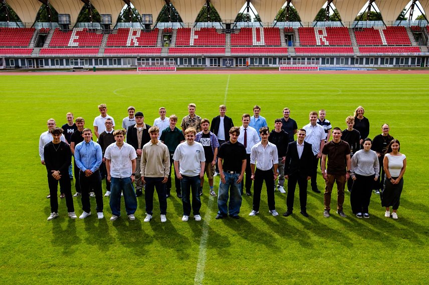 Bild: Insgesamt 1.899 junge Menschen haben gestern ihre Ausbildung begonnen
