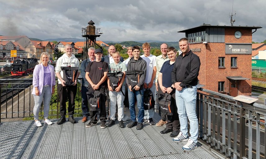 Bild: Start ins Berufsleben bei den Harzer Schmalspurbahnen (v.l.n.r.): Anne Berghof (HSB-Personalleiterin), Lukas Villbrandt, Michael Kr&ouml;ber (HSB-Betriebsratsvorsitzender), Eric Golze, Norman Just (HSB-Eisenbahnbetriebsleiter), Tim Justin Horst, Benedikt Lockemann, Oskar Kral, Jannis Gabauer, Mario Schmidt (HSB-Marketing- und Vertriebsleiter), Leo Weste und Andr&eacute; Schrader (HSB-Ausbilder)