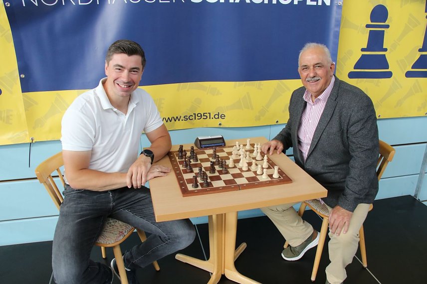 Bild: Kugelsto&szlig;er David Storl besuchte heute die Schach-Open, was auch Sportkoordinator Werner H&uuml;tcher gefreut hat