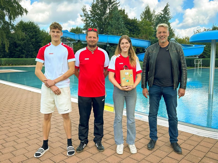 Bild: v.l.: Steven Klante (Mitarbeiter), Roland Gerlach (Schwimmmeister und Ausbilder), Shayenne Kara, Stephan Klante (B&uuml;rgermeister)