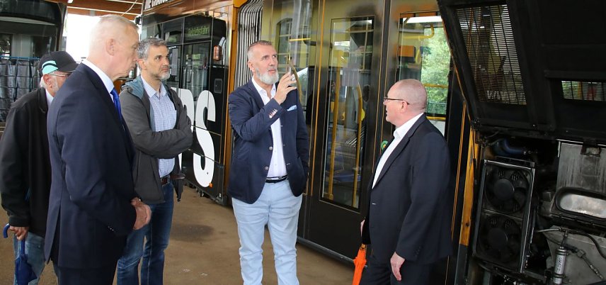 Bild: Th&uuml;ringens Minister f&uuml;r Digitales und Infrastruktur, Steffen Sch&uuml;tz, (Mitte) war heute unter anderem im Stra&szlig;enbahndepot der Stadt Nordhausen unterwegs