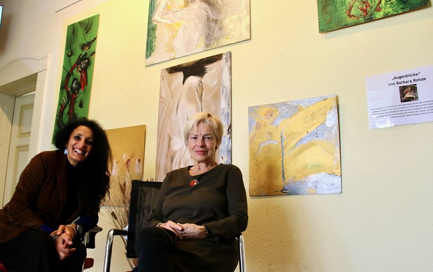 Bild: v.l.: Vivien Grab und Barbara Rohde vor den "Augenblicken" im Familienzentrum Nordhausen